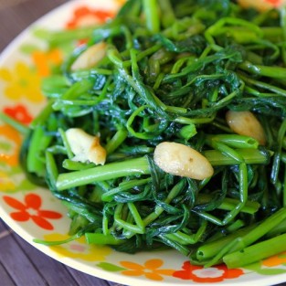 rau muống xào tỏi