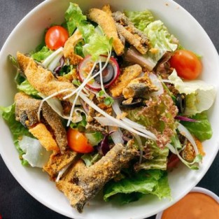 Salad da cá hồi chiên giòn